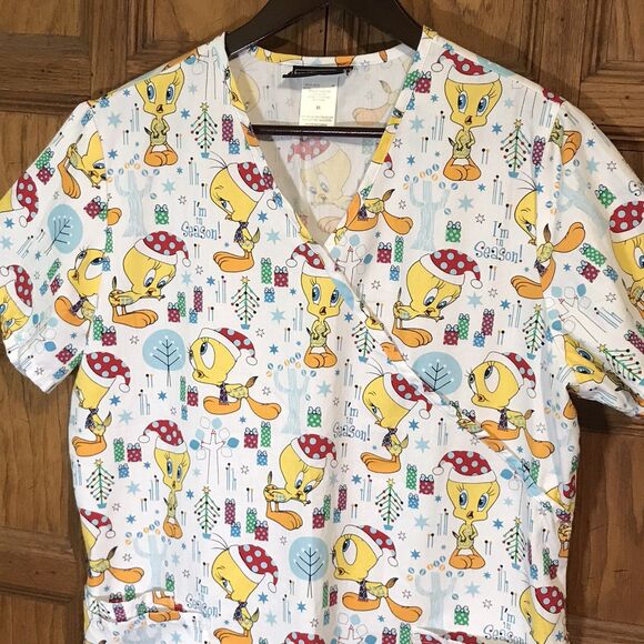 Looney Tunes Scrub Women's M Tweety Bird I'm in Season Christmas SS 3 Pocket Top - Picture 3 of 13